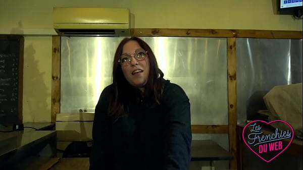 Play MP4 - Lily&comma; une jeune coquine qui adore le sexe