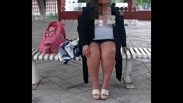 Berukabien cachonda va al parque bienenchufada con su juguete sexualen su enorme panocha