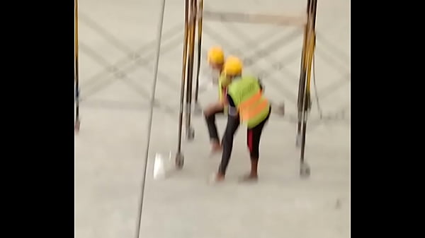 Hai thanh ni&ecirc_n chịch nhau giữa c&ocirc_ng tr&igrave_nh