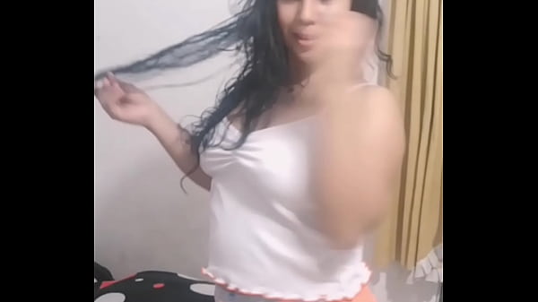 Esta chica hermosa nos muestra lo que tiene bajo su ropa. Pará quete la jales por_ella