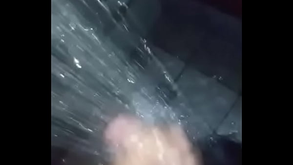 Isaak batendo uma no banho