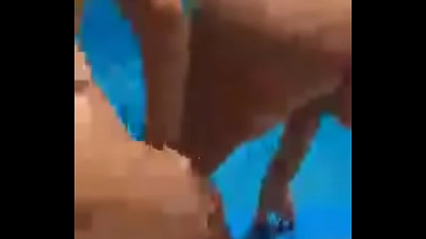 Gostosas rebolando na piscina
