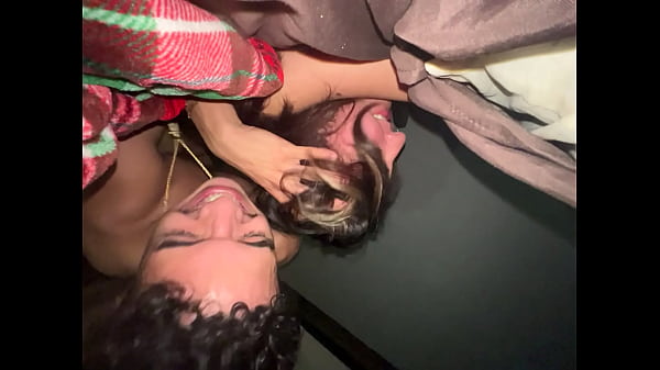 Mi hermanastro me folla duro cuando se entera de que tengo amante 