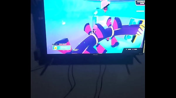 Puta_otaku disfruta ser cogida mientras juega_videojuegos