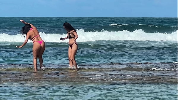 Duas gostosas curtindo a praia da enseada dos corais cabo pe 