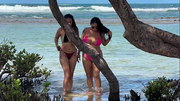 Duas gostosas curtindo a praia da Enseada dos Corais Cabo PE