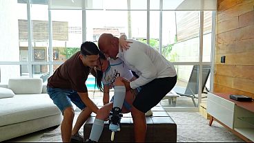 Cai de Patins e os amigos do meu irm&atilde_o foram me socorrer e acabaram me fodendo a buceta