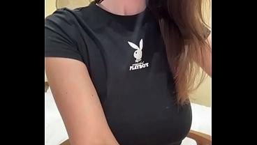 Madrasta de peitos grandes usa top curto e fica sexy