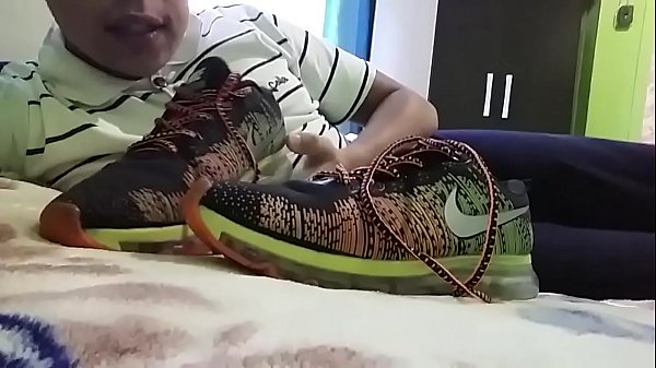 Eu peguei esse t&ecirc;nis emprestado dele sem ele saber mas tarde eu irei devolver, mas s&oacute; depois de ter curtido bastante essa porra deliciosa e excitante, ta com um cheirinho t&atilde;o gostoso. Fico com mais tes&atilde;o ainda s&oacute; de saber 