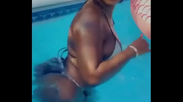 Elle dance avec hot dans la piscine 