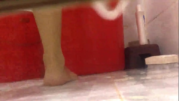 Quay n&eacute;n em vợ tắm truồng