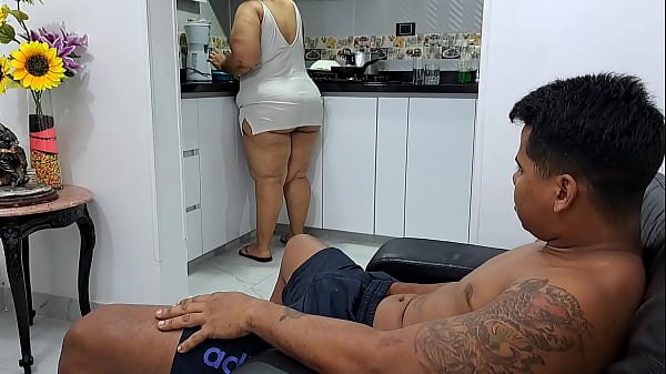 Play MP4 - Mi madrastra me atrapa masturb&aacute;ndome mientras veo su gran culo&period; Parte 1&period;