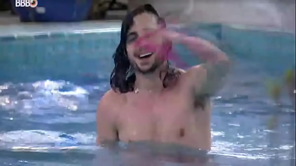 Fiuk e Gil pulando pelados na piscina - BBB 21
