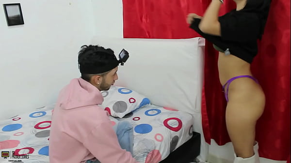 Chico cachondo me seduce hasta follarme en su habitaci&oacute_n