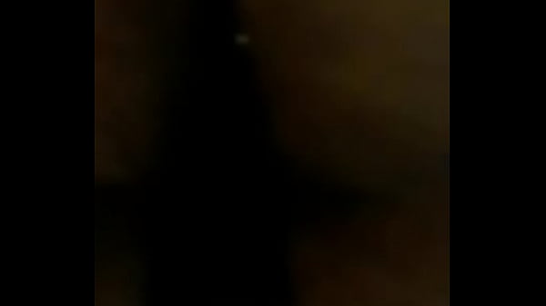 Domme Lou machucando as bolas e o pau do seu escravo