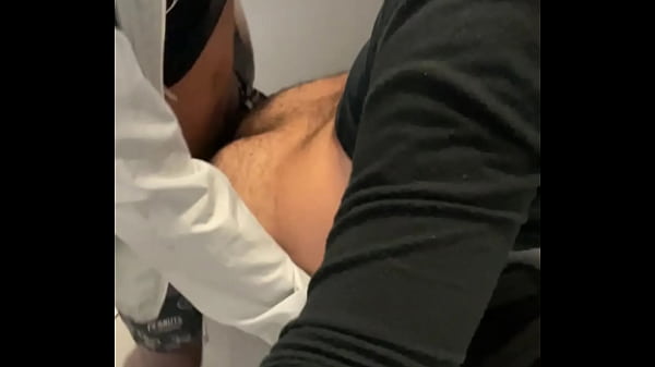 Sexo Excitante Entre Motoboys Bem Dotados No Banheiro Do Shopping. thumbnail