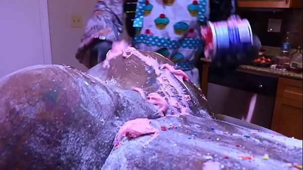 Play MP4 - Turned Victoria Cakes into a cake &lpar;Intense&rpar;