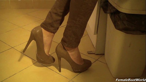 Play MP4 - High Heels and Smoke