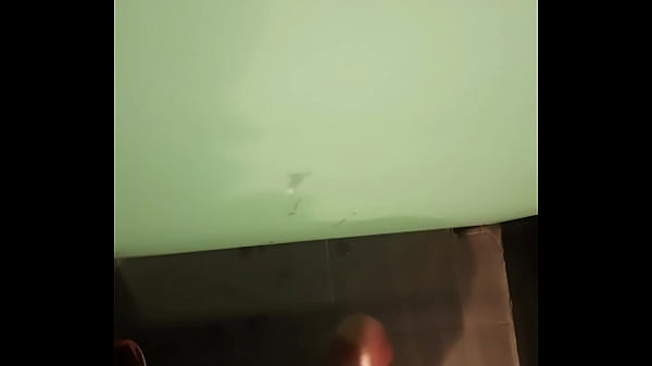 Gozando no banheiro publico