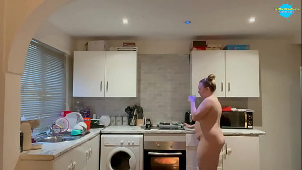 Play MP4 - AMATEUR TEENAGER Naked Cleaning