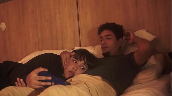 Play MP4 - Mi hermanastro me mete su pene en mi boca mientras estamos acostados&comma;no tuvo piedas con mi boquita y me la lleno de leche tratandome como su putita