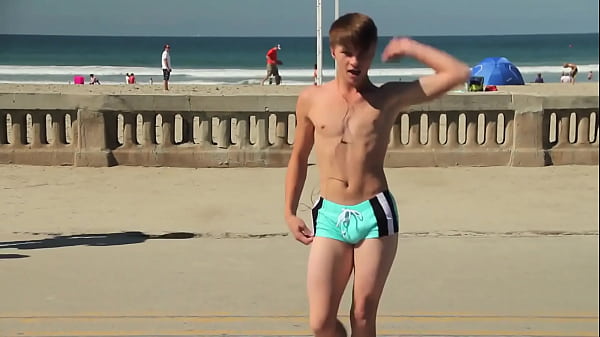 Twink dancing in the beach with speedo bulge / Novinho dan&ccedil;ando sunga na praia 