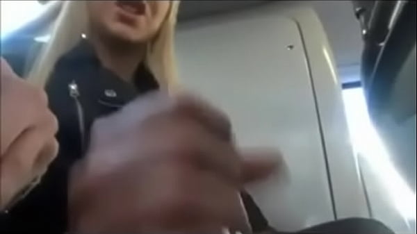 Safada batendo uma punheta para o namorado no onibus 