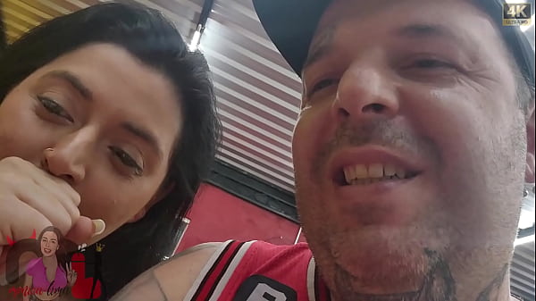 Fui na pastelaria apenas comer um pastal claro mas n&atilde;o esperava ser reconhecida por um safado que n&atilde;o parava de me olhar, cheguei juntoe fomos foder no carro. 