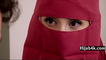 Nonton Step Son Warms Up To His New Arab Step Mom After A Hot Fuck thumbnail