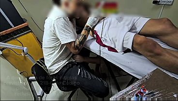 Casal gay veio s&oacute_ pra tatuagem e saiu os dois com o cu aberto