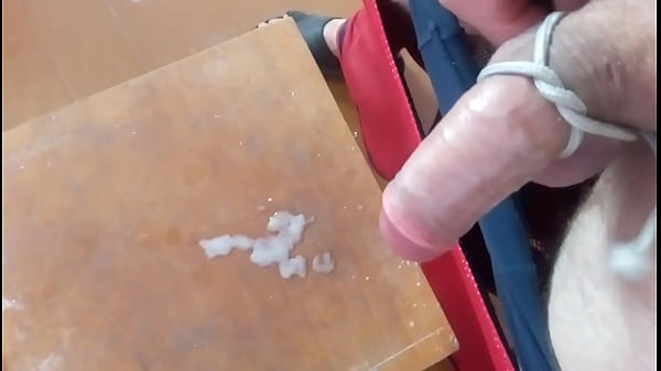 мастурбирую мой туго перевязанный член и кончаю thumbnail