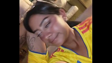 Despu&eacute_s del partido, mi hermanastro me grab&oacute_ haciendole un rico sexo oral