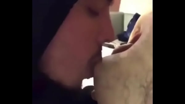 Este macho chupa tetas bien rico 