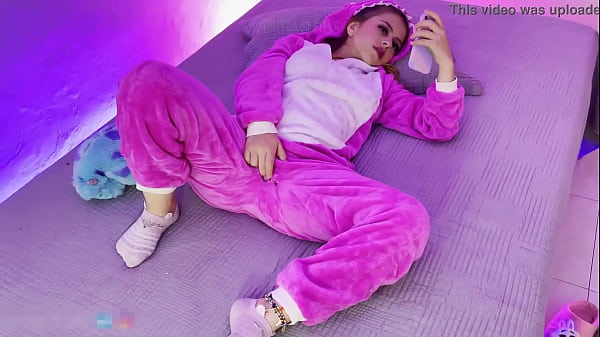 Peque&ntilde;ita se quita su pijama 