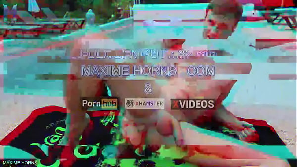 Je me fiste les jambes en l&rsquo;air le soleil tape les mecs matent puis il arrive ce spectateur inconnu me prend 