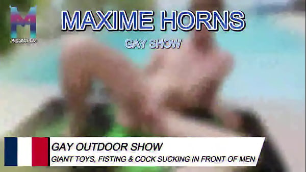 Je me fiste les jambes en l&rsquo;air le soleil tape les mecs matent puis il arrive ce spectateur inconnu me prend 