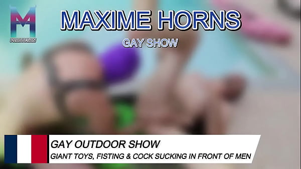 Je me fiste les jambes en l&rsquo;air le soleil tape les mecs matent puis il arrive ce spectateur inconnu me prend 