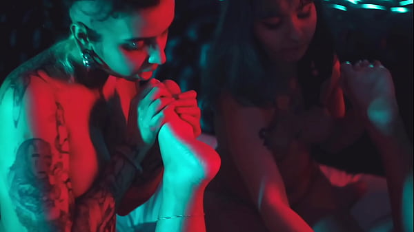 Perfect Lesbian Tribbing & Foot Worship thumbnail