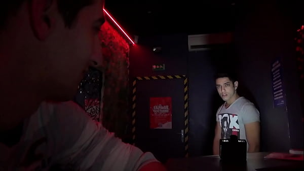 Jeune imberbe chaud du cul se fait baiser comme une chienne 