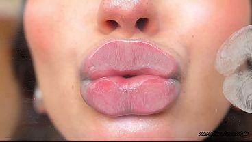 Creamy silver melting kiss close up 