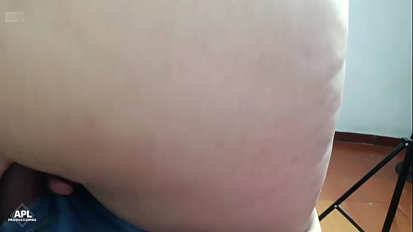 Le digo a mi madrastra que me haga un masaje en mis pies, pero cada vez que ella me los mueve le roso sus tetas y su co&ntilde;o hasta terminar follandola con su dildo favorito - Parte 2 