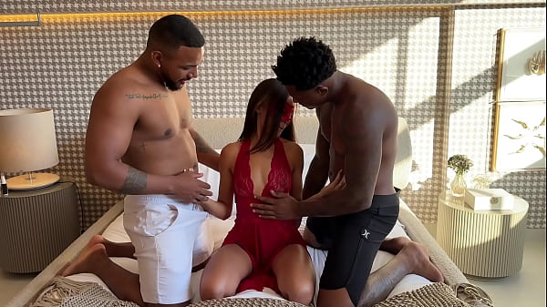 Dois negoes fudeu meu cu e minha buceta 