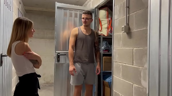 Bionda Incontra Un Vicino E Se Lo Scopa thumbnail