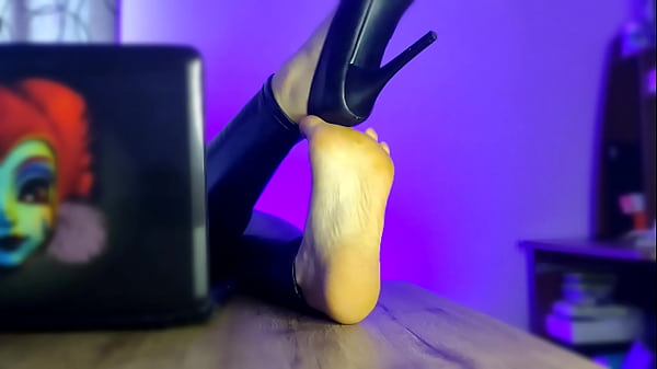 High Heels_and Smelly wrinkled Soles POV teasing pov foot worship sweaty feet bare_foot milf
