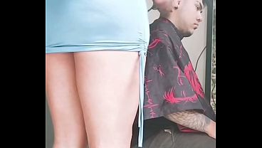 VISITE A LA CHICA QUE ME CORTA EL CABELLO Y TENIA UN VESTIDO AJUSTADO SENSUAL QUE LE HACIA RESALTAR SUS CURVAS POR LO QUE TERMINAMOS CACHONDEANDO SUPER RICO Y TERMINE CON GANAS DE PENETRARLA 
