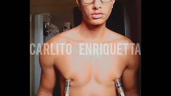 NOVINHO SUGANDO OS MAMILOS 