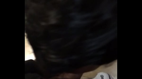 el vendedor me mama la verga en ba&ntilde_o p&uacute_blico