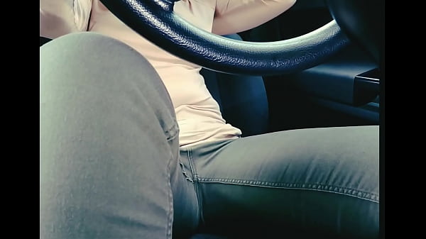 トイレに行きたいのに渋滞にはまってしまいあえなくおもらしをしてしまったお姉さん