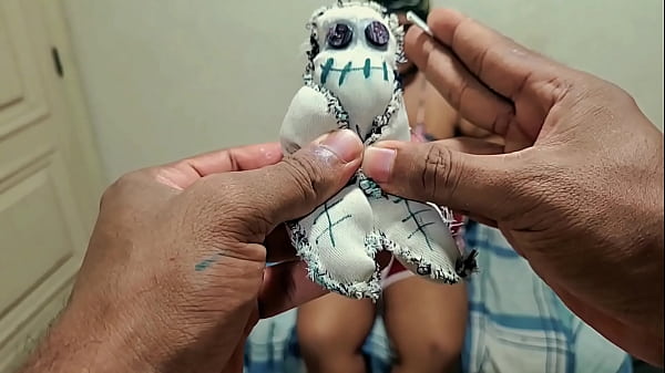 Voodoo ladra tenta invadir casa e leva uma li&ccedil;&atilde;o de muitos squirt 