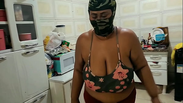 Voodoo ladra tenta invadir casa e leva uma li&ccedil;&atilde;o de muitos squirt 